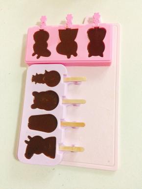 装入硅胶雪糕模具中，晾凉！