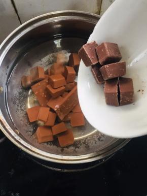 锅中加入半碗水烧开，放入巧克力！