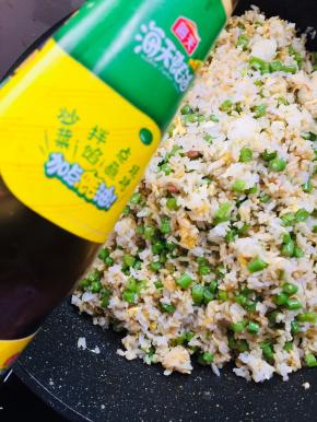 放入一勺蚝油翻拌均匀！