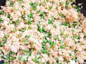 起锅前放入少许的鸡精调味即可！