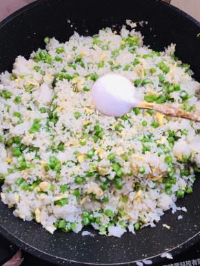 加入一勺盐翻炒均匀！