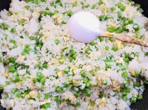 加入一勺盐翻炒均匀！