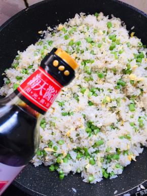 放入两勺生抽翻炒均匀！