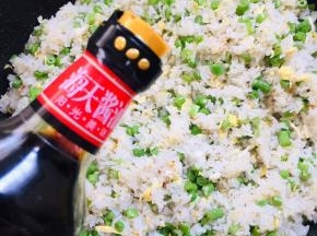 放入两勺生抽翻炒均匀！