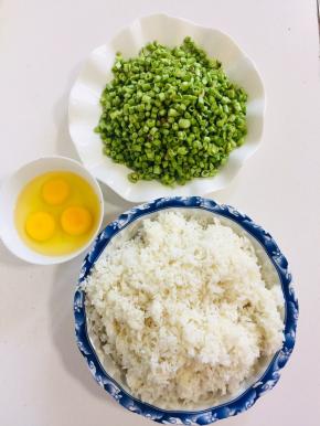 准备好所需的食材：

豇豆洗净去掉头尾切成小丁！鸡蛋磕入碗中，剩米饭提前放在冰箱冷冻一个小时！（剩米饭冷冻过，炒出来才颗粒分明！）