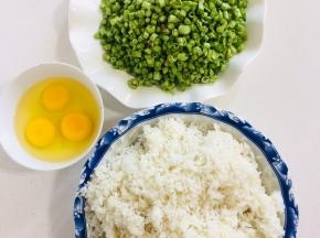 准备好所需的食材：

豇豆洗净去掉头尾切成小丁！鸡蛋磕入碗中，剩米饭提前放在冰箱冷冻一个小时！（剩米饭冷冻过，炒出来才颗粒分明！）
