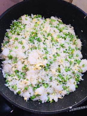 放入剩米饭翻炒片刻！