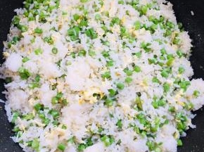 放入剩米饭翻炒片刻！