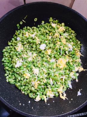 放入豇豆炒熟！