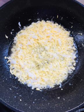 起锅烧油，放入鸡蛋快速划散！（鸡蛋不需要提前打散，直接整个放入锅中划散，这样的鸡蛋粒才碎小均匀！）