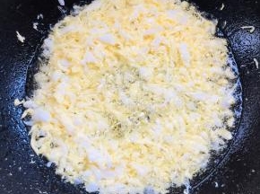 起锅烧油，放入鸡蛋快速划散！（鸡蛋不需要提前打散，直接整个放入锅中划散，这样的鸡蛋粒才碎小均匀！）