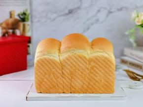 吐司面包出炉啦，趁热脱模，放在烤网上晾凉。