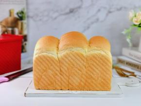 面包中，吐司做法简单易学，喜欢的做起来。