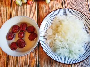 银耳去根洗净撕小朵，红枣洗净。