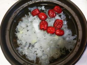 砂锅加适量水放银耳，红枣，烧开之后小火慢炖。