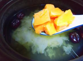 银耳煮至粘稠放木瓜炖半小时