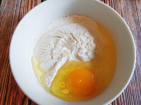 面粉里打入鸡蛋