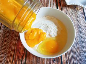 芒果取下果肉放榨汁杯打成芒果泥，到入面粉里。