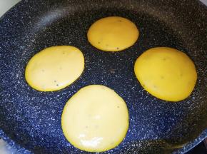 平底锅不刷油，到入适量面糊。