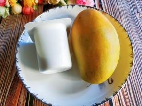 准备酸奶和芒果