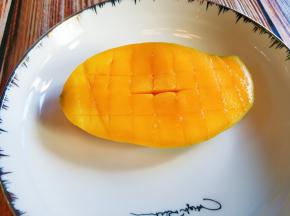 芒果避开核切两半，划十字花刀。