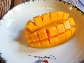 用手指轻轻将果肉顶起