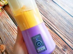 启动榨汁杯将芒果和酸奶打成糊