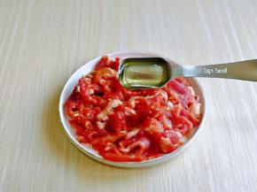 淋上一勺食用油，更能锁住牛肉的水分，抓拌均匀腌制20分钟。