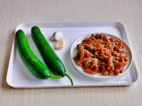 利用这时间准备其它食材。