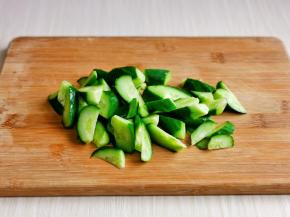黄瓜洗干净后切菱形块。