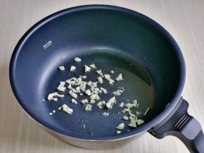 锅中热油，加入蒜末炒香。