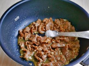 2分钟时按个人口味加入盐。