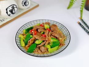 盛出装盘，点缀上红辣椒段。