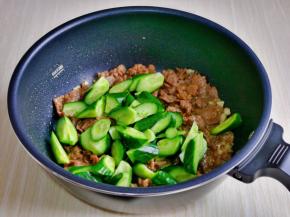 再加入切好的黄瓜，继续翻炒至结束即可。