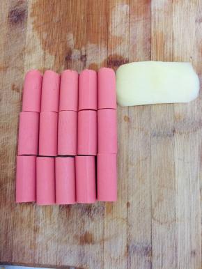 把火腿肠切成和土豆片相同宽度的段！