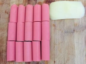 把火腿肠切成和土豆片相同宽度的段！