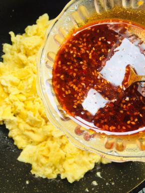 倒入提前调好的料汁儿！