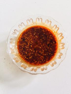 碗中放入1勺辣椒面，3勺清水，1勺白糖，1勺蚝油，1勺淀粉，3勺生抽，2勺醋，少许盐搅拌均匀调成料汁儿！