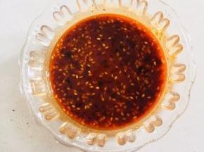 碗中放入1勺辣椒面，3勺清水，1勺白糖，1勺蚝油，1勺淀粉，3勺生抽，2勺醋，少许盐搅拌均匀调成料汁儿！