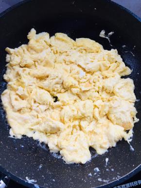 倒入蛋液，划散！