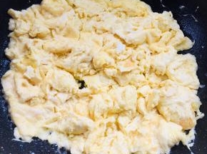 倒入蛋液，划散！