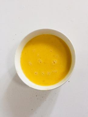 鸡蛋打入碗中，用筷子打散！