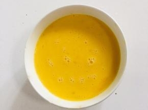 鸡蛋打入碗中，用筷子打散！