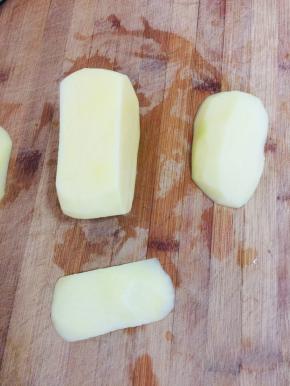 切掉土豆两边和顶部的部分！（如图）