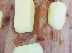 切掉土豆两边和顶部的部分！（如图）