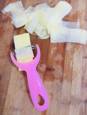 用削皮刀把土豆削成薄片备用！