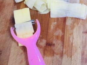 用削皮刀把土豆削成薄片备用！