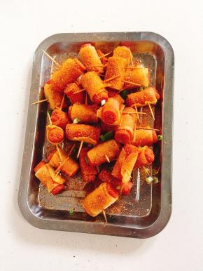 撒上适量的万能烧烤撒粉和葱花即可食用！