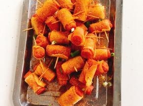 撒上适量的万能烧烤撒粉和葱花即可食用！