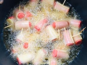 起锅烧油，油温七成热放入火腿土豆卷，中小火慢炸！